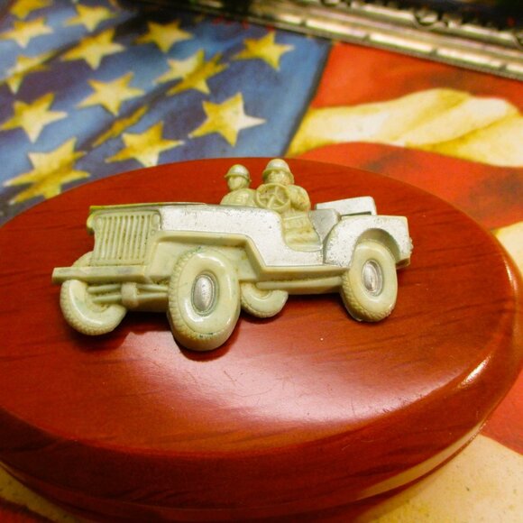 WWII MILITARY Home Front Jeep Soldiers Brooch ~ VINTAGE Military Jeep Book Piece - Picture 3 of 16